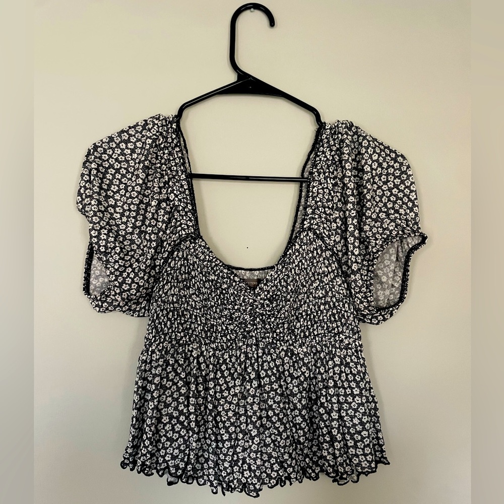 Urban Outfitters flowy floral top with puffy sleeves. Size Medium